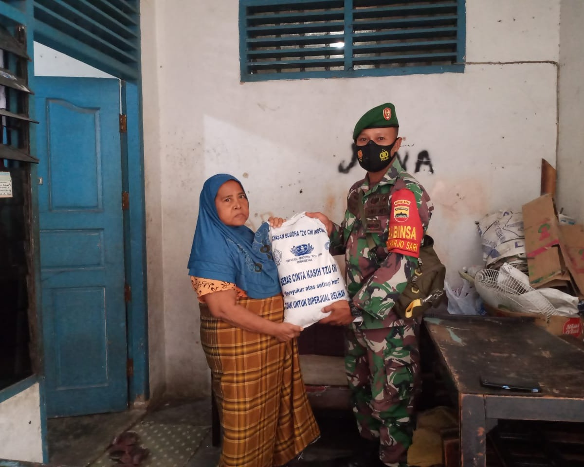 Babinsa Kodim 0301/PBR Laksanakan Giat Pembagian Sembako Beras 10 Kg Kepada Warga Kurang Mampu