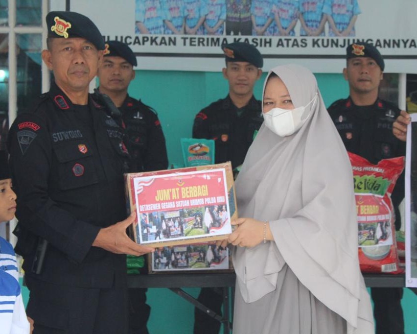 Jumat Berbagi, Personel Detasemen Gegana Satuan Brimob Polda Riau Kembali Bagikan Paket Sembako