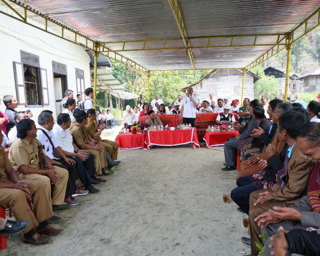 Bupati Taput Nikson Nababan Meresmikan Jembatan Aekgodang Kecamatan Adiankoting