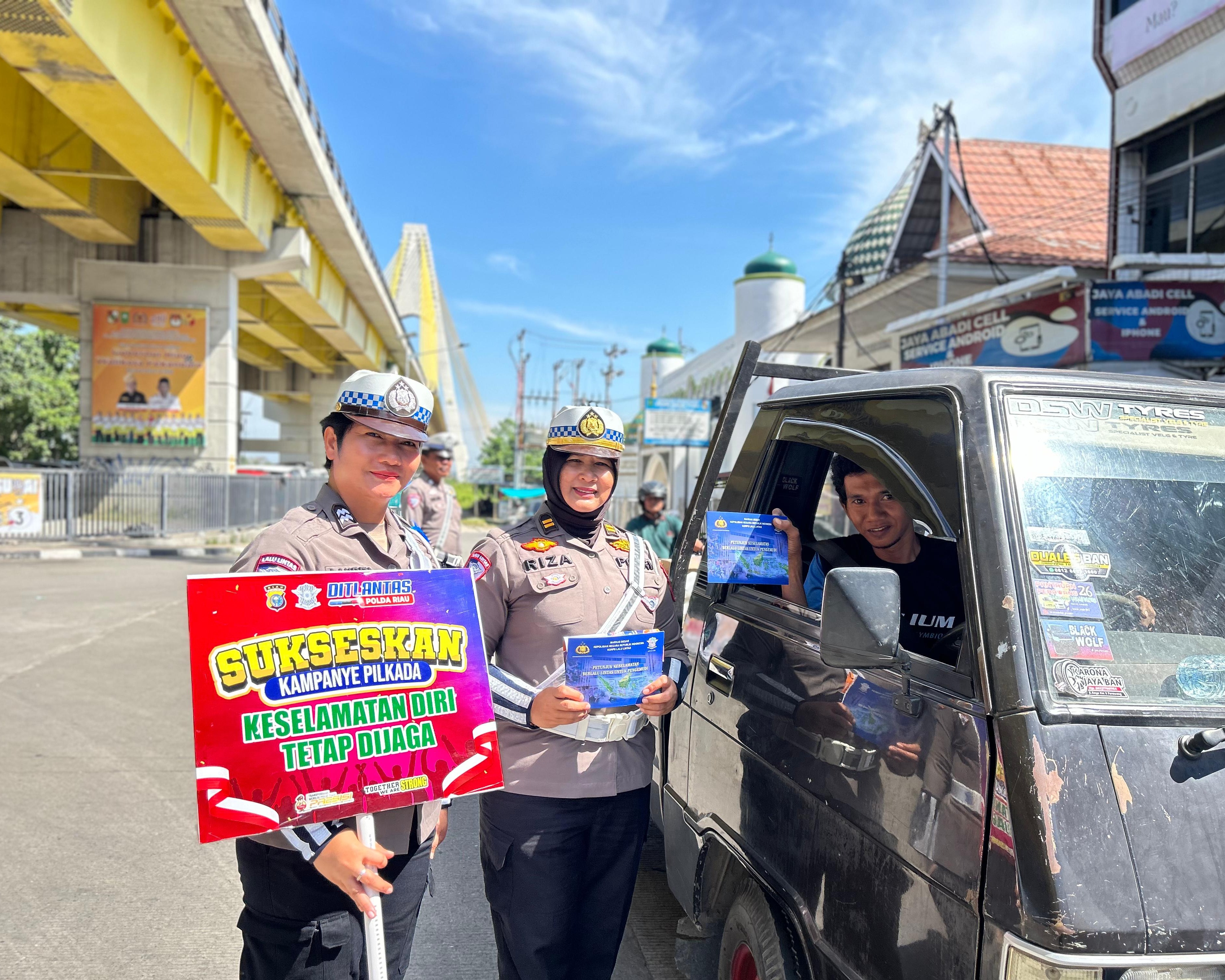 Tim Satgas Preemtif Operasi Zebra Lancang Kuning 2024 Edukasi Masyarakat dan Pengendara di Kawasan Taman Kota dan di Bawah Fly Over Jembatan Siak IV