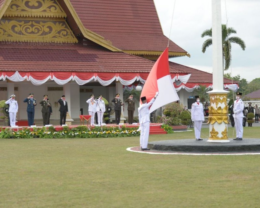 Upacara Bendera HUT RI Ke-75 di Halaman Gedung Daerah Provinsi Riau, Menerapkan Protokol Kesehatan