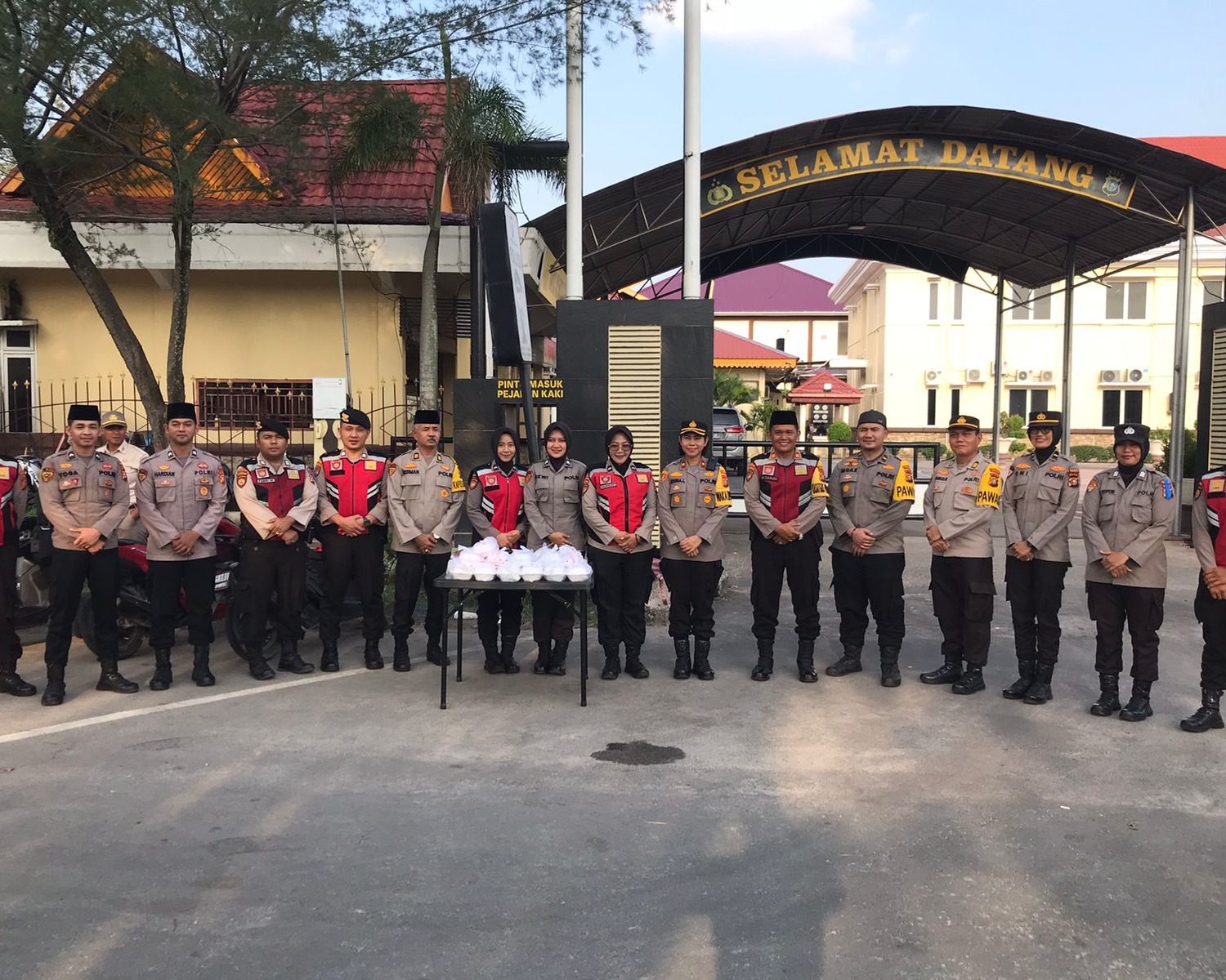 Polres Dumai Bagikan Ratusan Takjil Kepada Masyarakat Kota Dumai