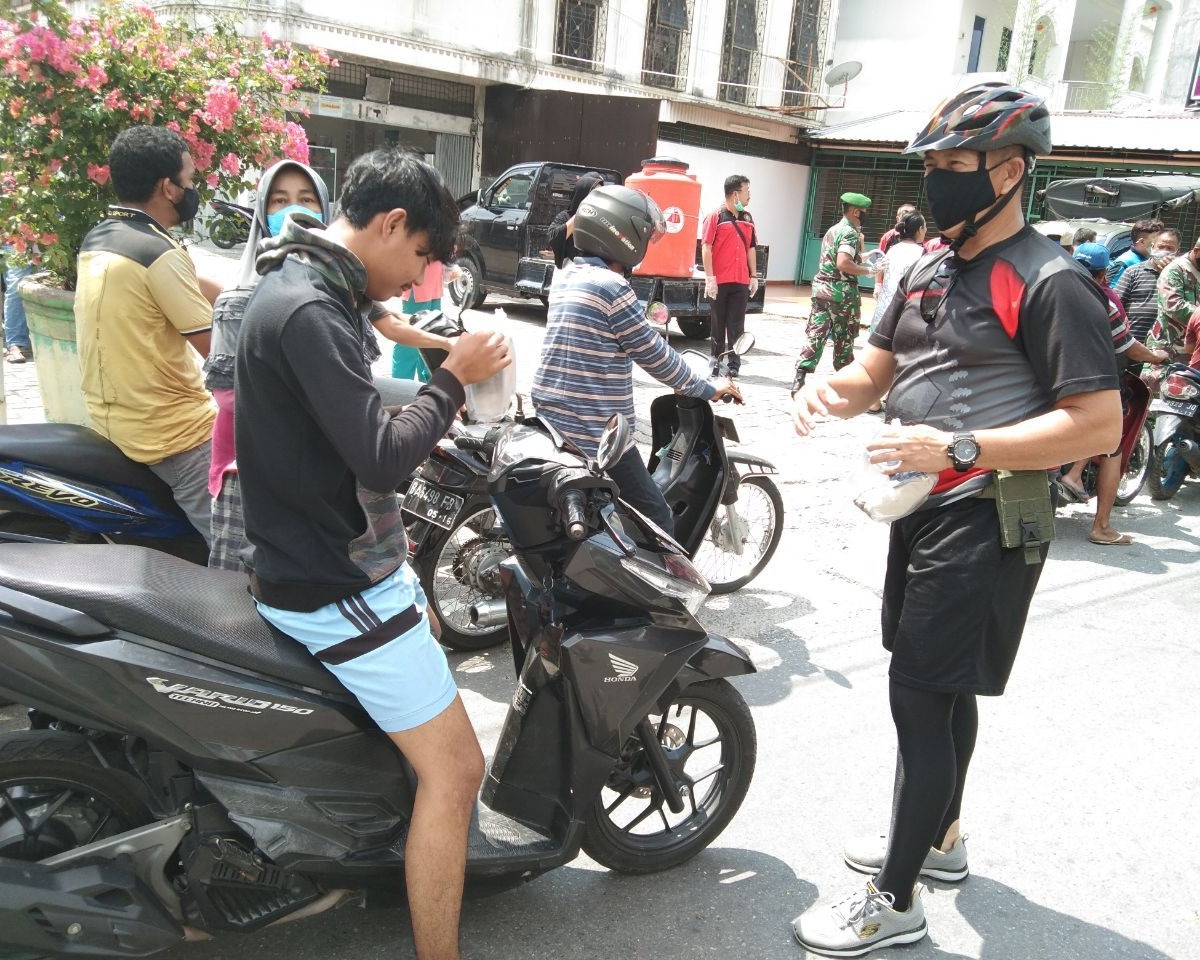 Perwira Staf Kodim 0301/Pekanbaru Bersama IKTS Melaksanakan Kegiatan Baksos Pembagian Masker di Jalan Tanjung Datuk
