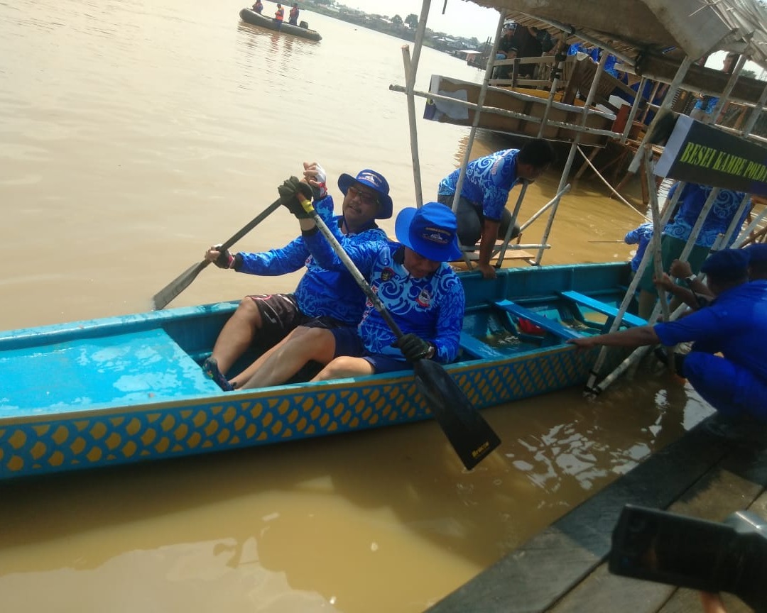 Kapolda Kalteng Buka Lomba Dayung Perahu Naga Kapolda Cup