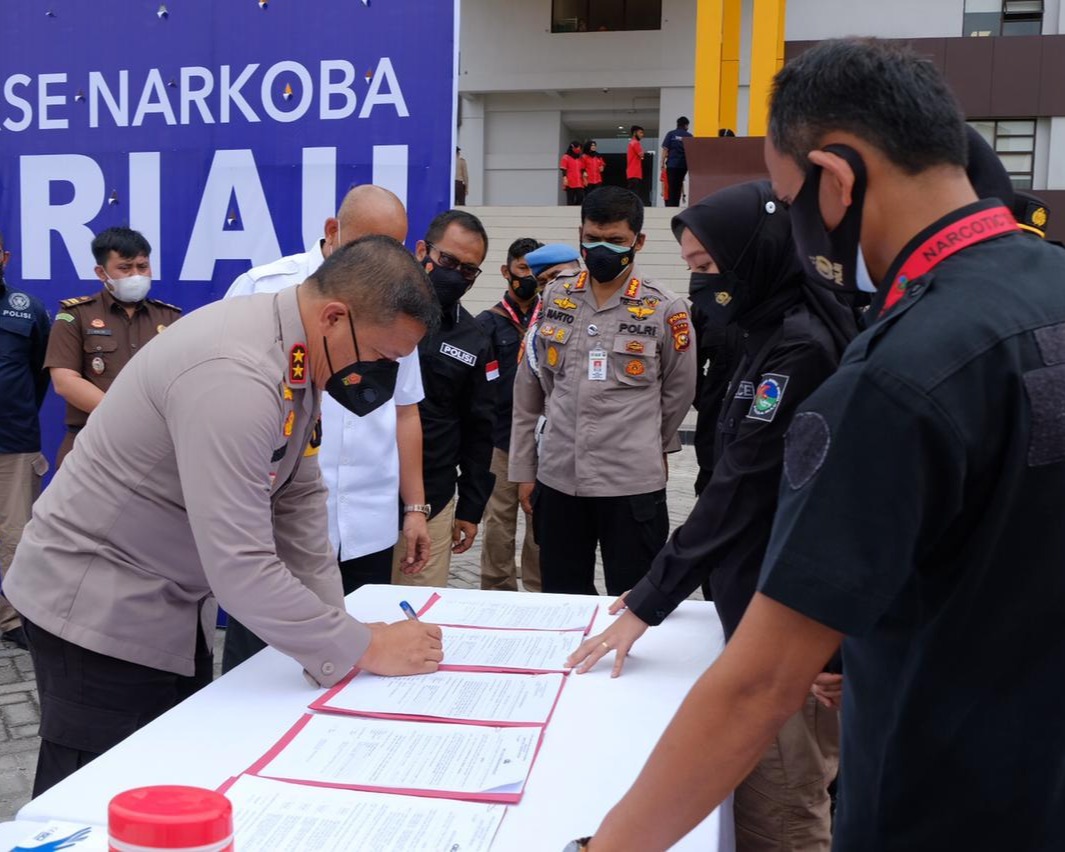 Kapolda Riau Gelar Konferensi Pers Pegungkapan Narkoba Jenis Cair Dan Musnahkan 20 Kg Sabu