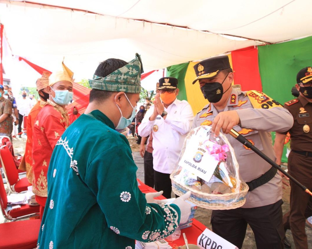 Pastikan Pilkada Berjalan Aman Damai Dan Patuhi Prokes, Kapolda Riau Bersama Forkopimda Lakukan Peninjauan TPS Di Rohul Dan Dumai