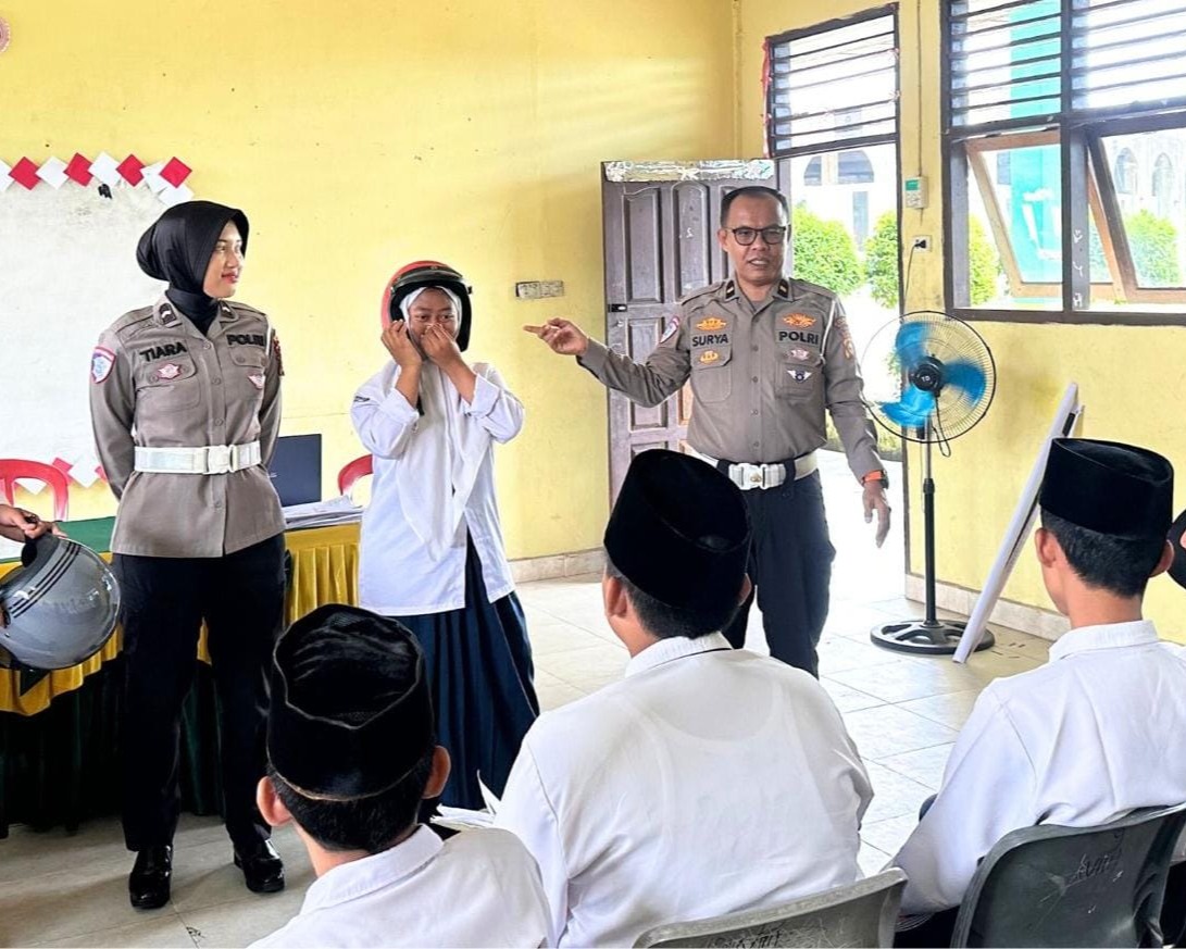 Police Goes To School, Satlantas Polres Siak Gandeng Tim ISDC Polda Riau Edukasi Pelajar Tertib Berlalu Lintas