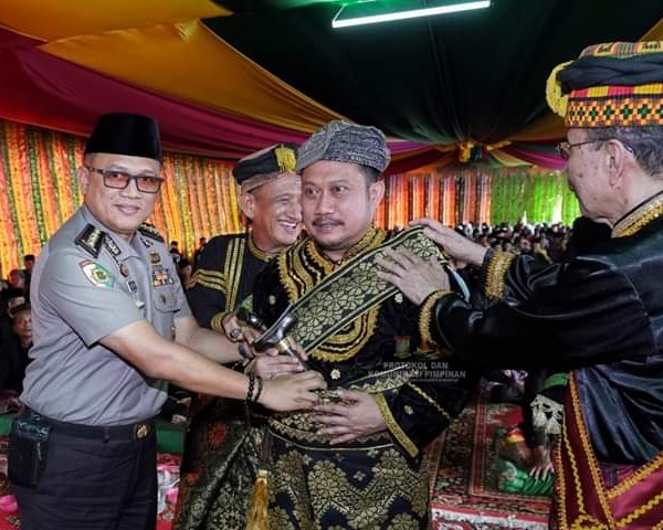 Bupati Kampar Resmi Dikukuhkan Pangku Payung Panji Adat Kabupaten Kampar Dengan Gelar Datuk Rajo Batuah