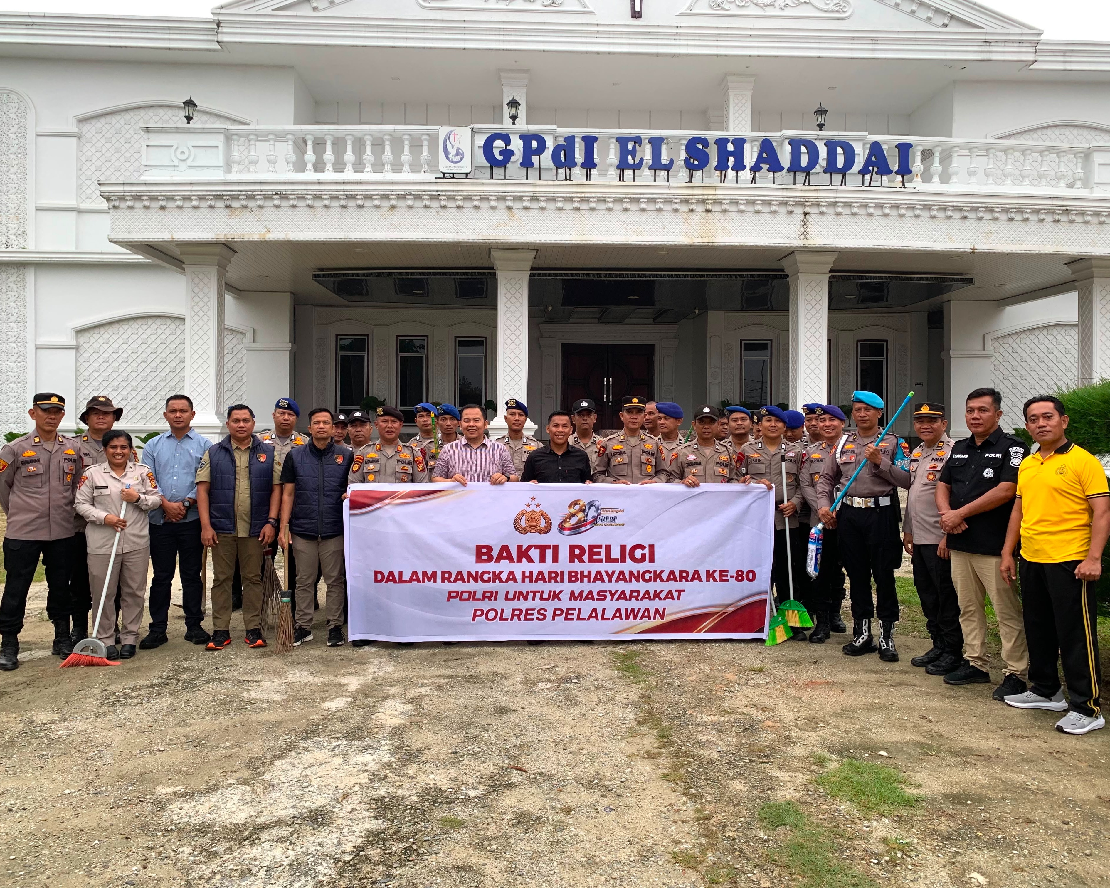 Bhakti Religi Bhayangkara Ke-80, Polres Pelalawan Bersih-Bersih Rumah Ibadah Lintas Iman