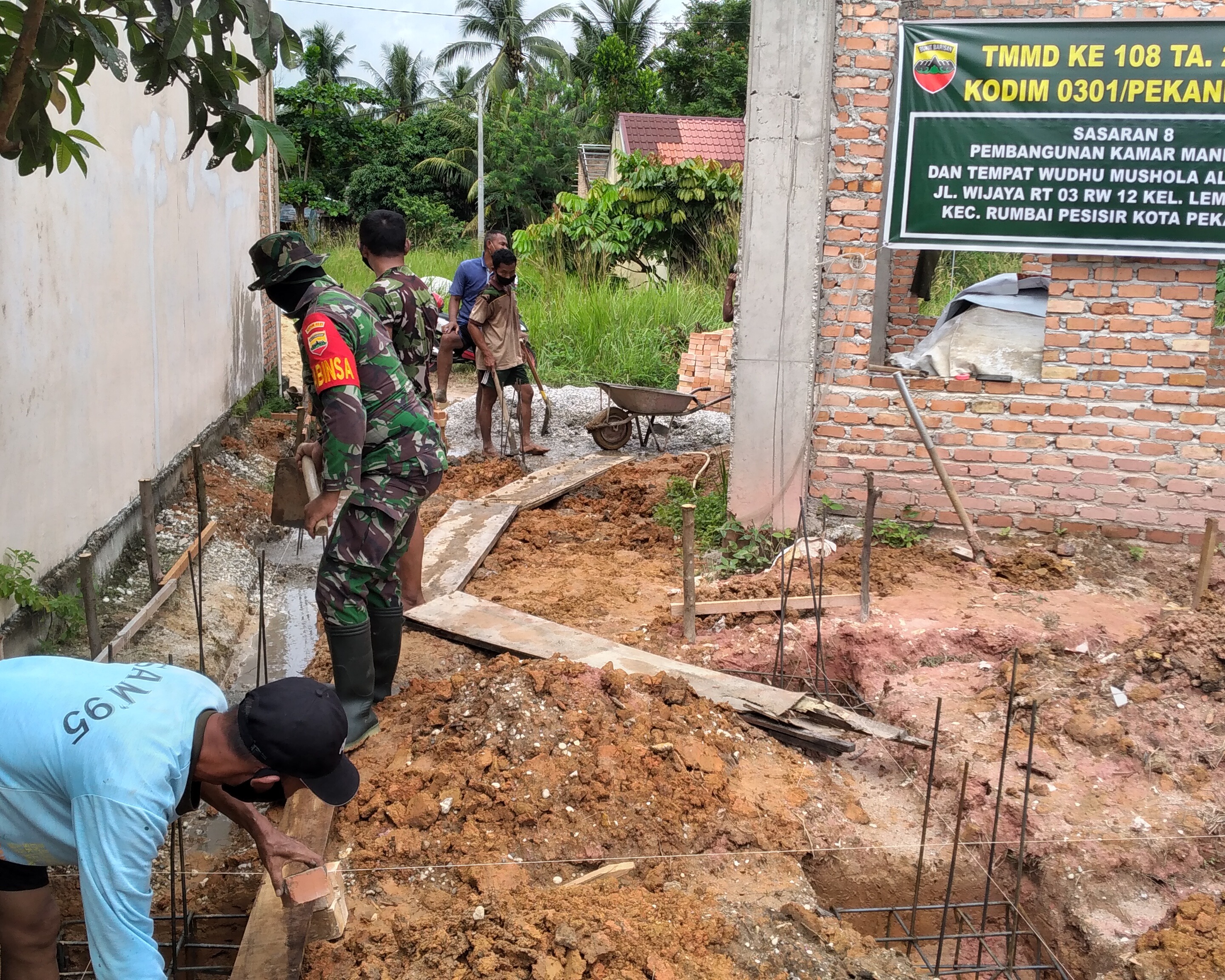 Pelaksanaan Sasaran 8 TMMD Ke 108, Babinsa Kodim 0301/Pekanbaru Bersama Warga Ikut Membangun Kamar Mandi, WC, Tempat Wudhu Mushola AL Hasanah