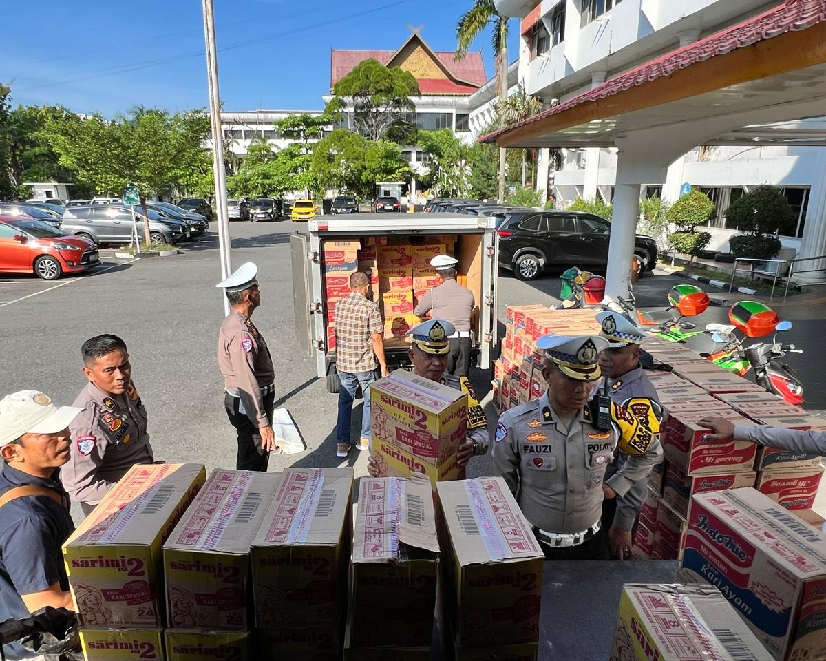 Ditlantas Polda Riau Gelar Apel Operasi Zebra Lancang Kuning Dan Salurkan Bantuan Untuk Korban Bencana Di Sumatera Barat
