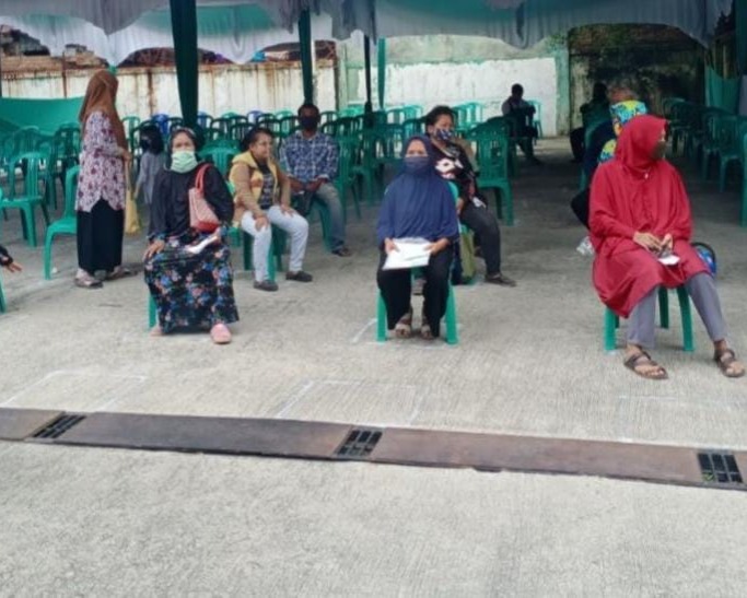 Babinsa Kodim 0301/Pekanbaru Dampingi Warga Monitor Pembagian BST