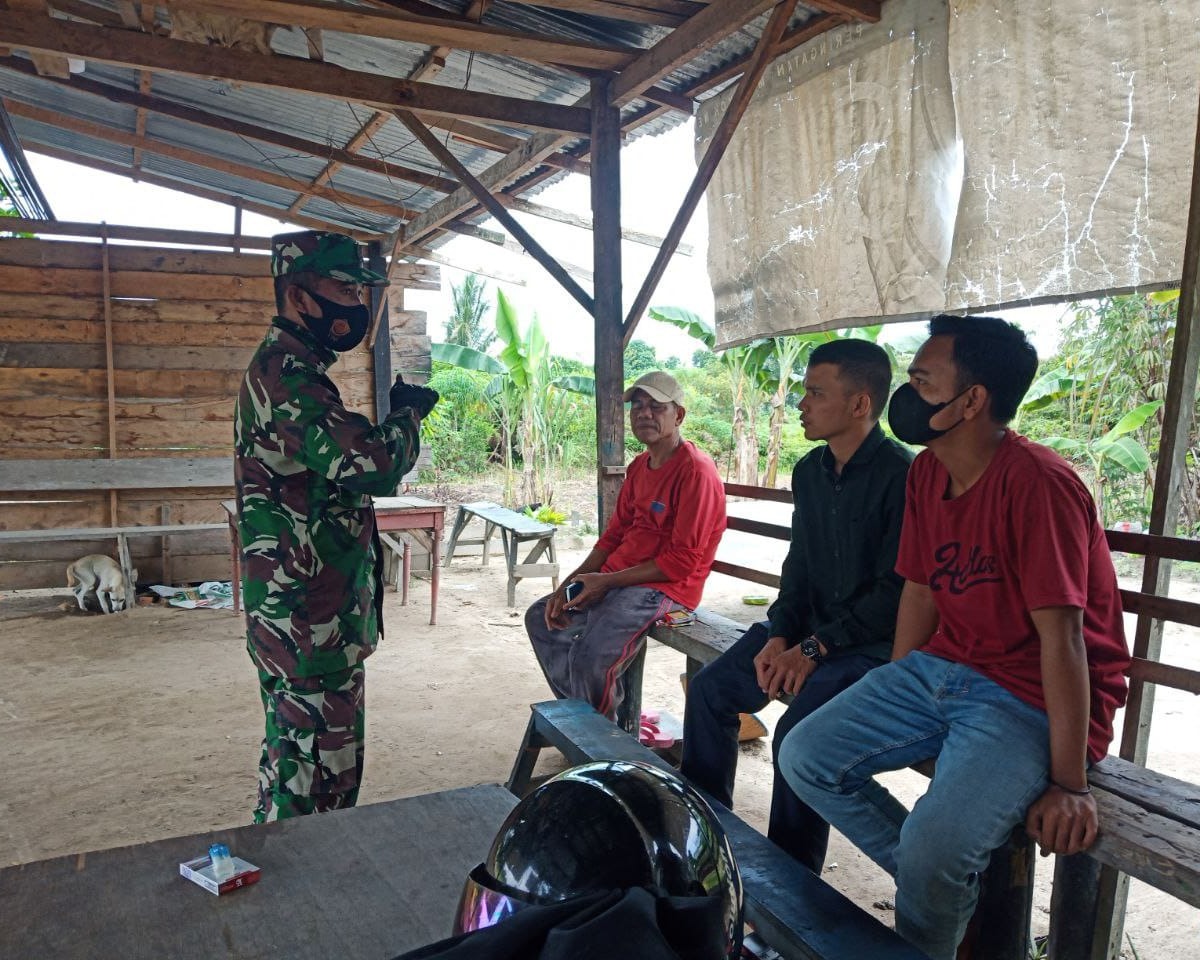 Babinsa Kodim 0301/PBR Bersama MPA Terus Lakukan Patroli dan Sosialisasi Pencegahan Karhutla