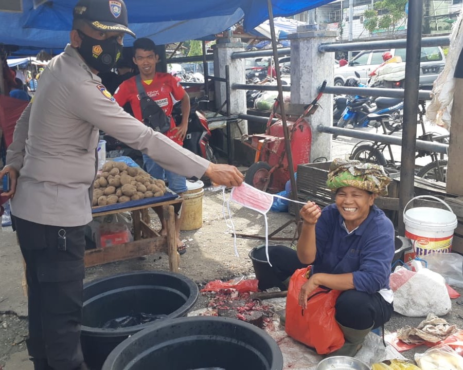 Personil Polsek Sukajadi Bagikan Masker Gratis Kepada Pedagang dan Pengunjung Pasar Cik Puan