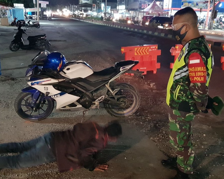 Babinsa Kodim 0301/PBR Laksanakan Giat Patroli Penerapan PSBM dan Wajib Pakai Masker