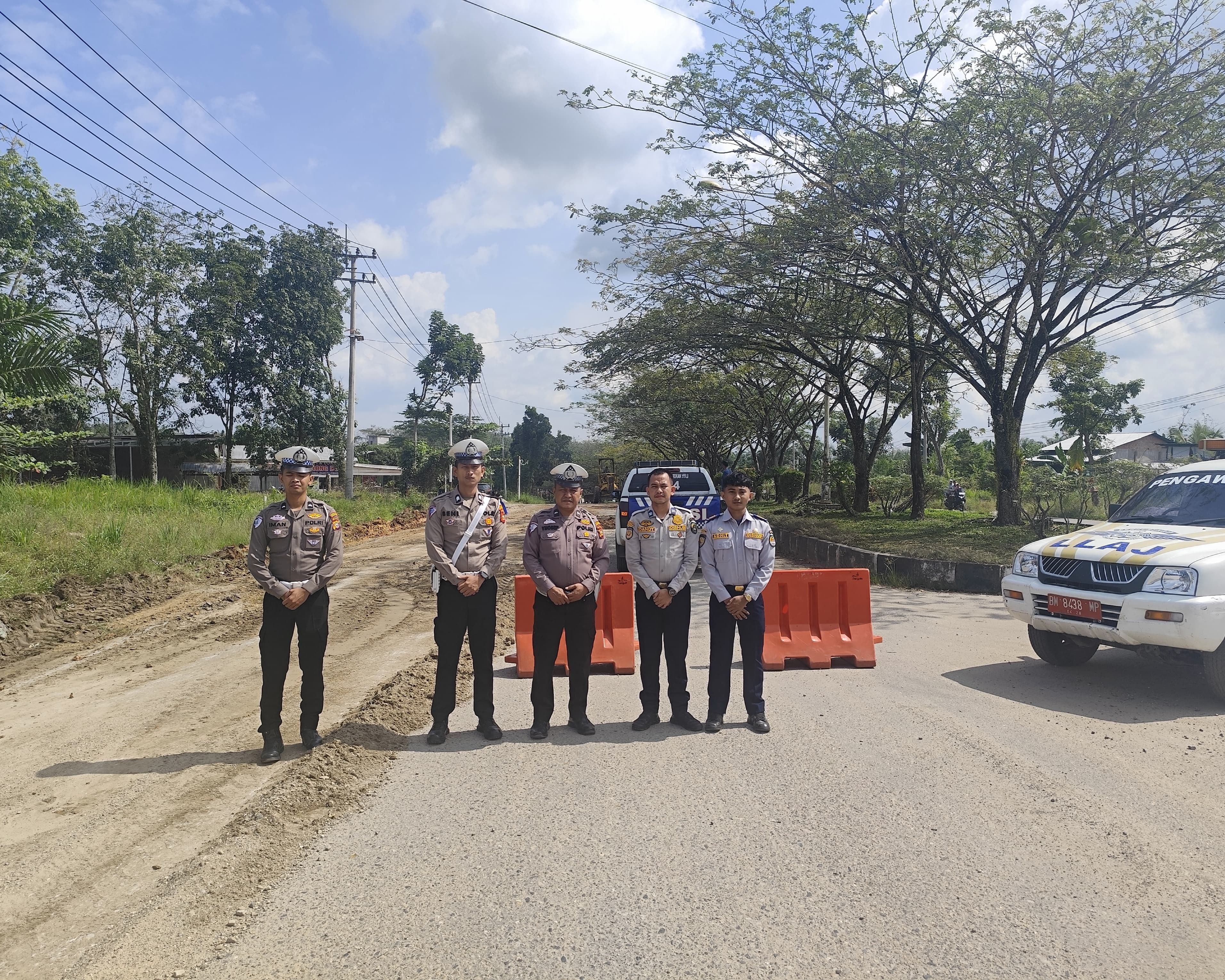 Satlantas Bersama Dishub dan Dinas PU Rohul Perbaiki Jalan Berlobang Guna Pastikan Keamanan Arus Berlalu Lintas