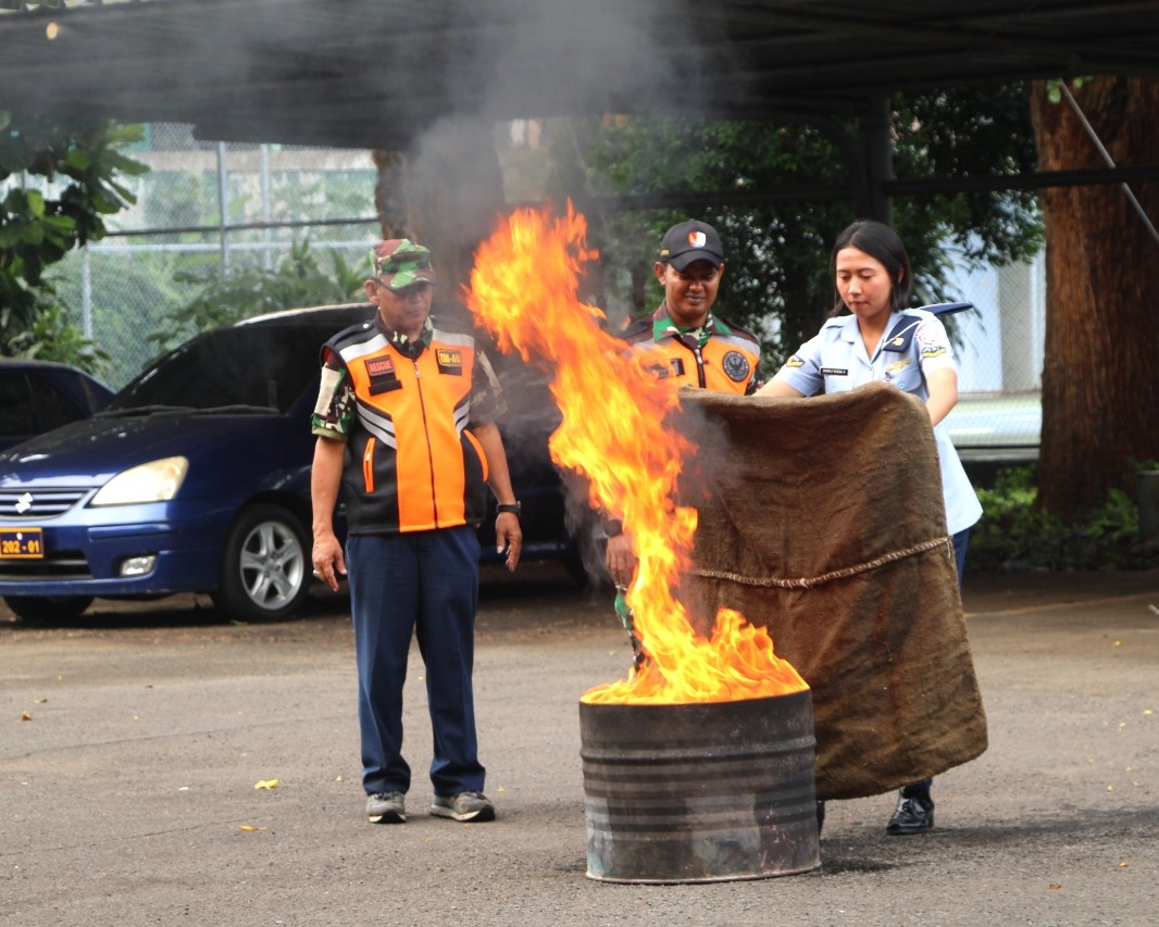 Kodau I Gelar Simulasi Penanggulangan Kebakaran