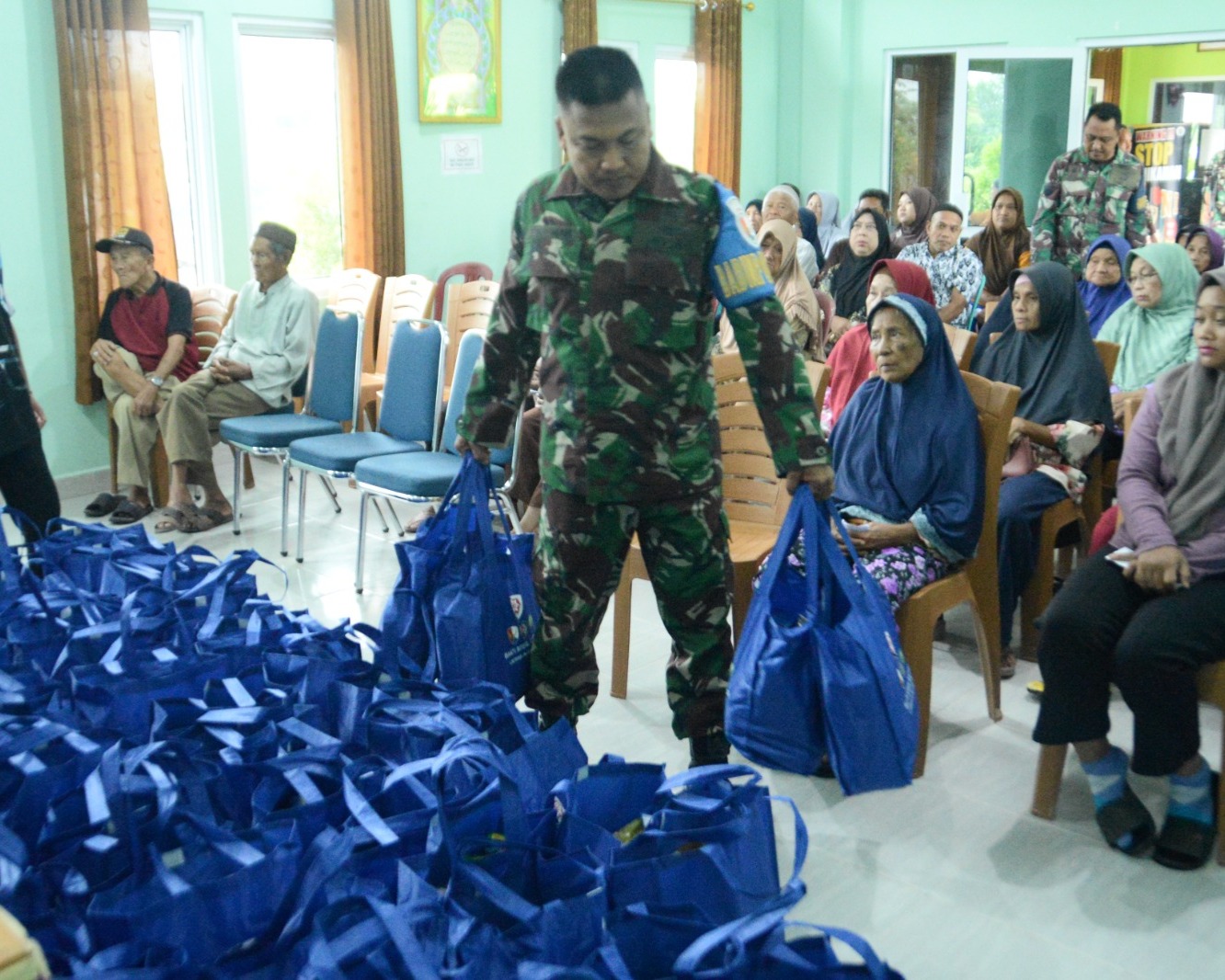 Koopsud I Serahkan Sembako, Kepala Desa Ibul, Ucapkan Terimakasih Kepada TNI AU
