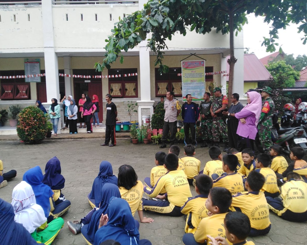 Karya Bakti TNI, Babinsa Kodim 0301/Pekanbaru Melaksanakan Kegiatan Gotong Royong Membersihkan SD Negeri