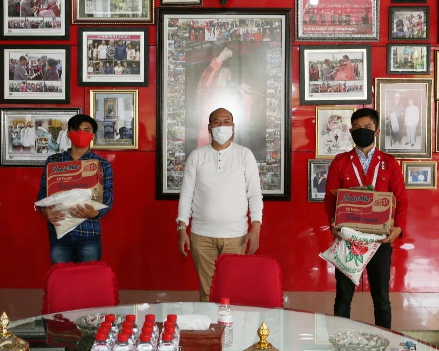 Bupati Memberi Bantuan Kepada 164 Mahasiswa Asal Luar Taput Yang Tidak Pulang Kampung
