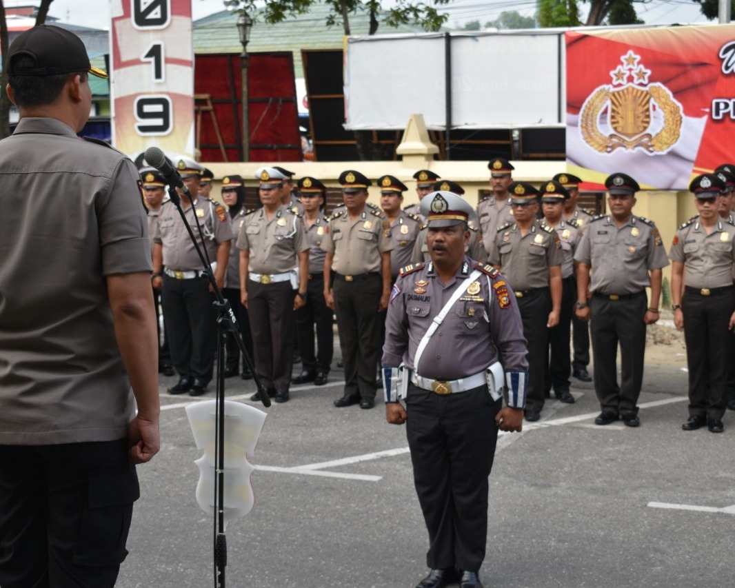 Polresta Pekanbaru Gelar Upacara Korps Kenaikan Pangkat Kepada 159 Personil Dan Berikan Reward