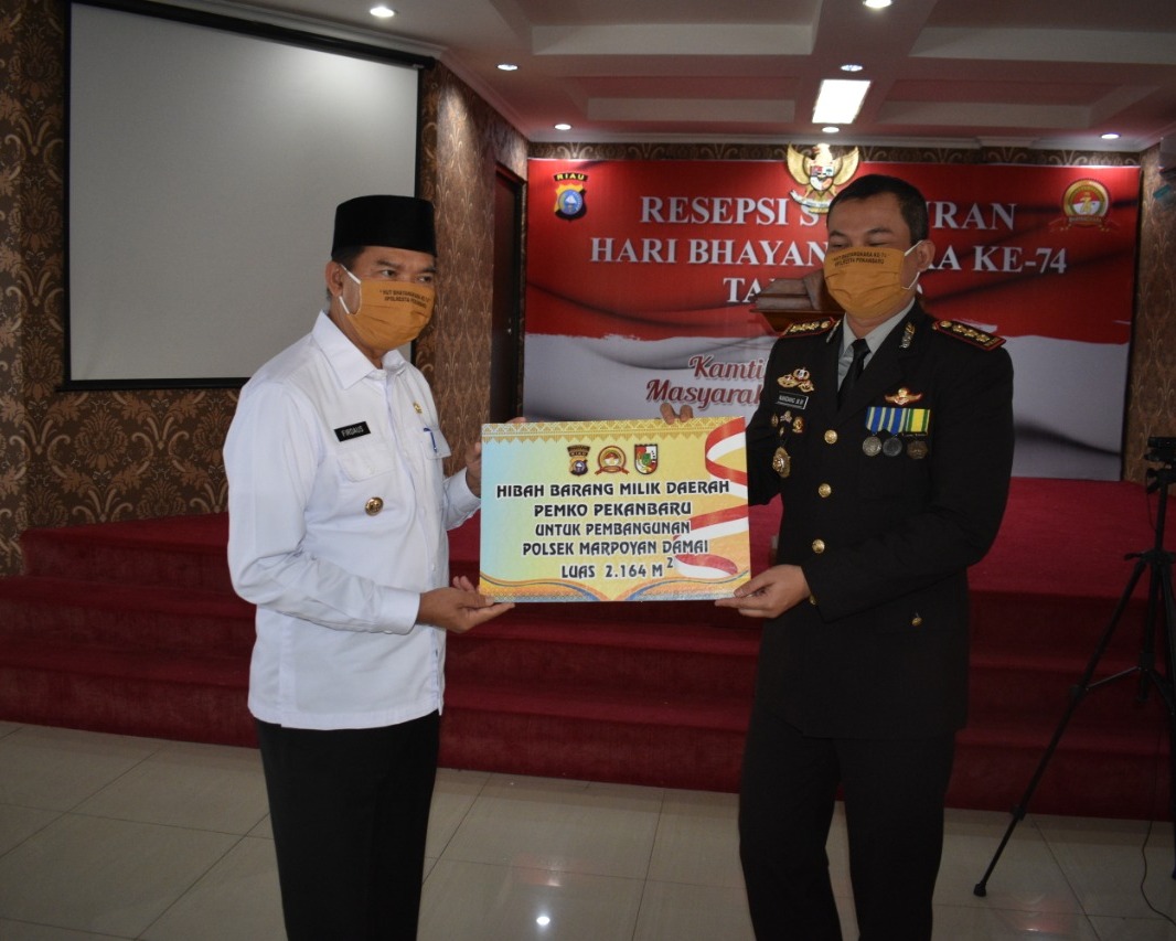 Hari Bhayangkara ke-74, Polresta Pekanbaru Adakan Syukuran dan Berikan Penghargaan Kepada Personil