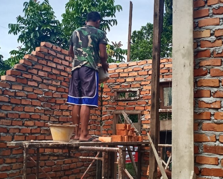 Program Karya Bakti TNI Kodim 0301/PBR Pemasangan Dinding Batu Bata RTLH Rumah Ibu Nurmiati