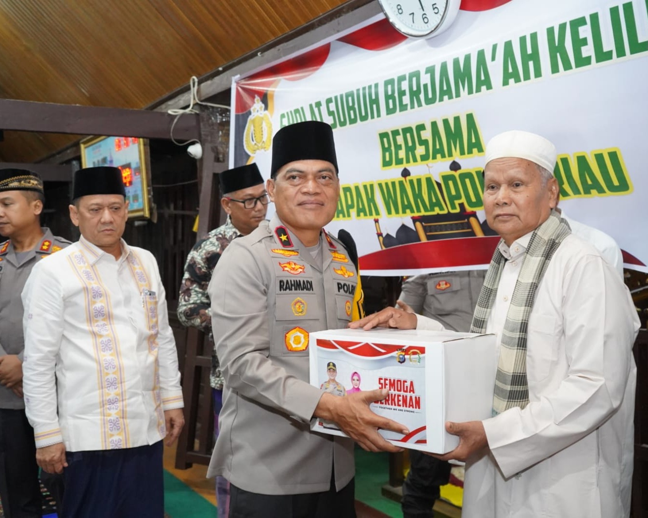 Shalat Subuh Berjamaah, Wakapolda Riau Beserta Jajaran Bagikan Sembako ke Warga di Masjid Bersejarah Kabupaten Kampar