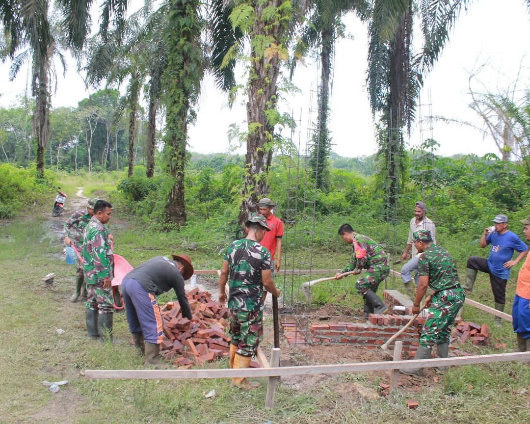 Satgas TMMD Ke 124 Kodim/0320 Dumai Bersama Warga Wujudkan Sumur Bor dan MCK Berkualitas di Bukit Kayu Kapur