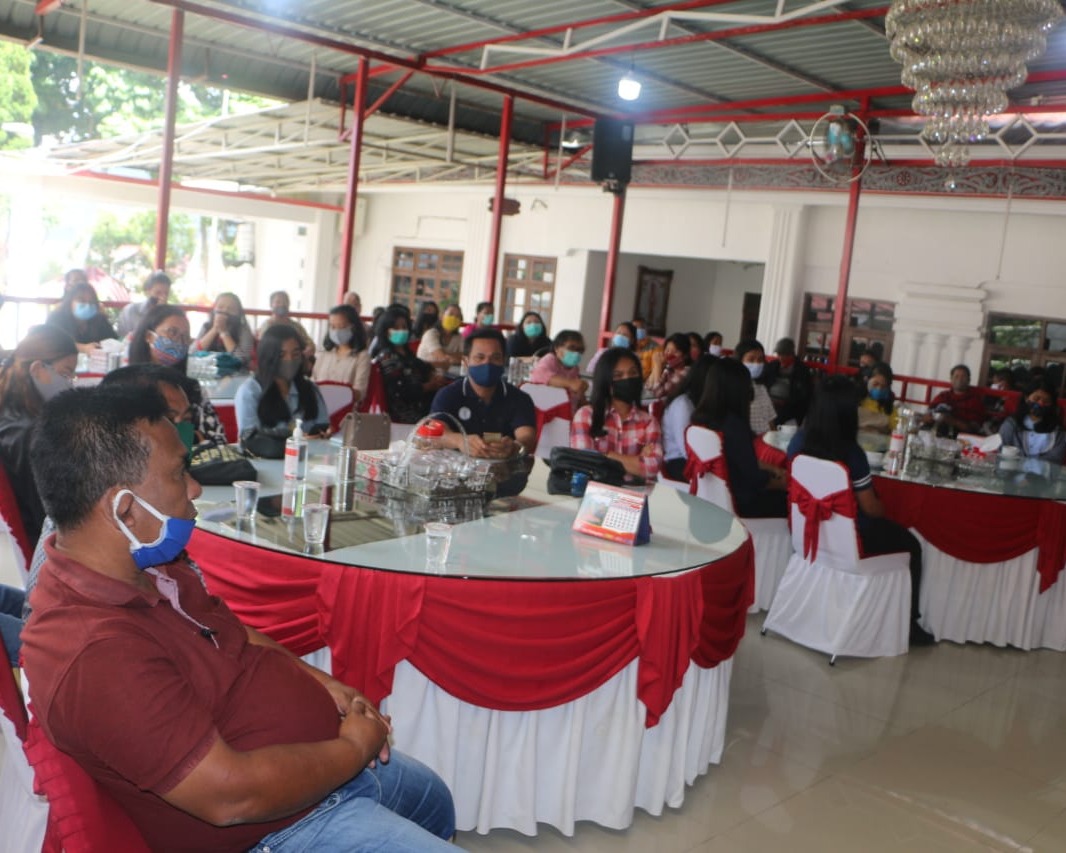 Bupati Taput Serahkan Beasiswa Bagi 641 Mahasiswa/i Berprestasi dari Taput 