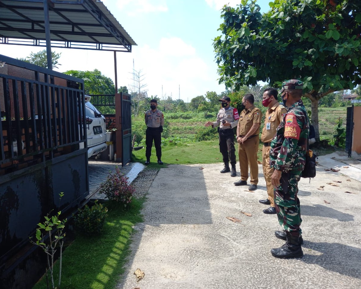 Babinsa Kodim 0301/PBR Bersama Satgas Kelurahan Bencah Lesung Laksanakan Penyemprotan Disinfektan Ke Rumah Warga Yang Terpapar Covid-19