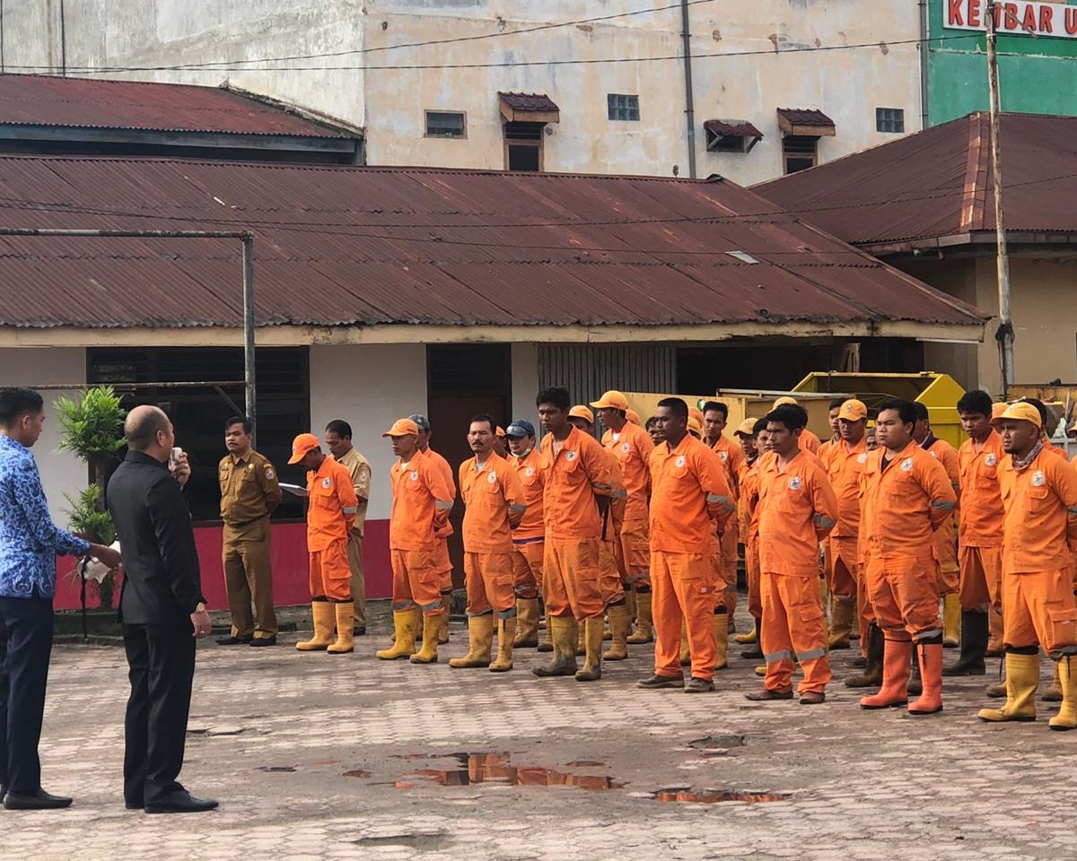 Bupati Taput Pimpin Apel Pagi dan Diskusi Penanganan Sampah dan Selokan di Dinas Lingkungan Hidup