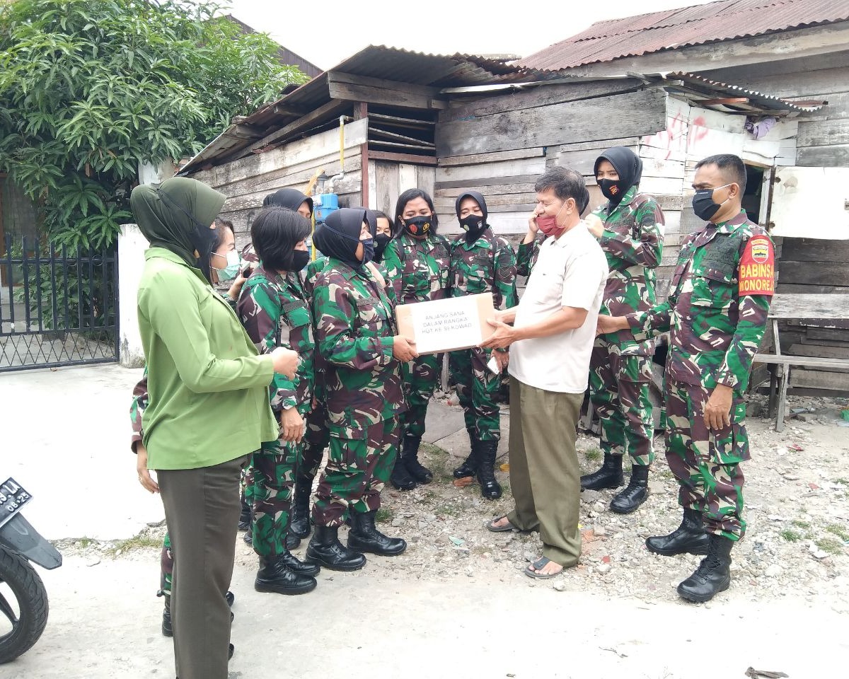 Peringatan HUT Kowad Ke-59, Babinsa Kodim 0301/PBR Dampingi Kowad Anjangsana Kepada Warga Kelurahan Wonorejo Berikan Bantuan Sembako