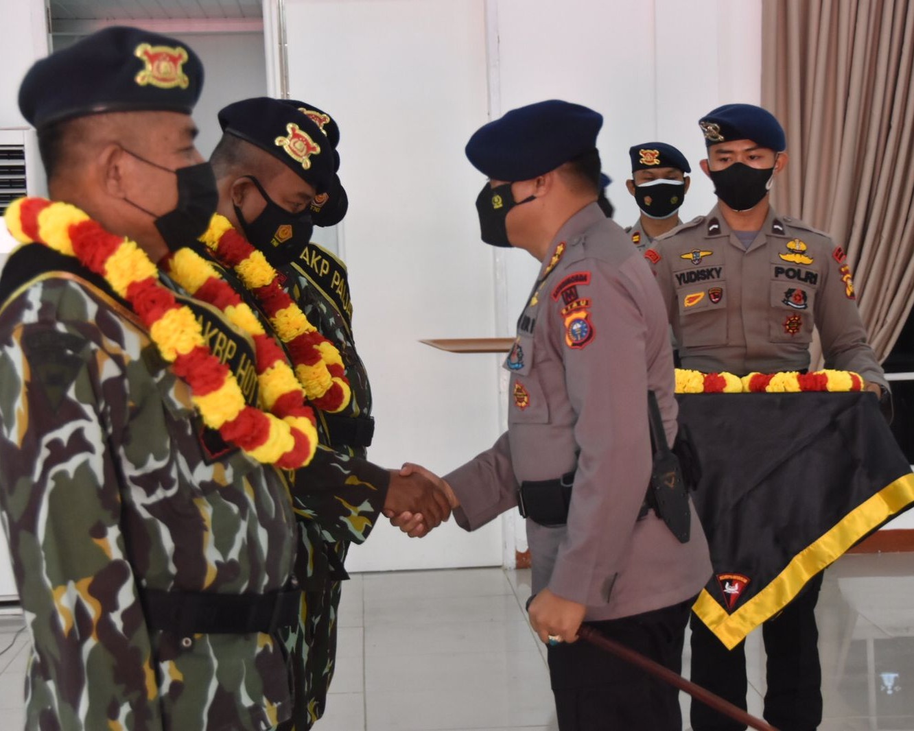 Dansat Brimob Polda Riau Pimpin Upacara Pelepasan Purna Tugas Empat Personil