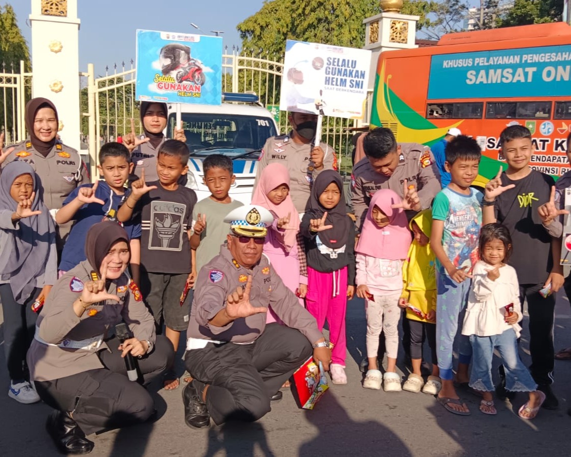 Ditlantas Polda Riau Gelar Kampanye Keselamatan Berlalu Lintas Dan Green Policing Di Area CFD Pekanbaru