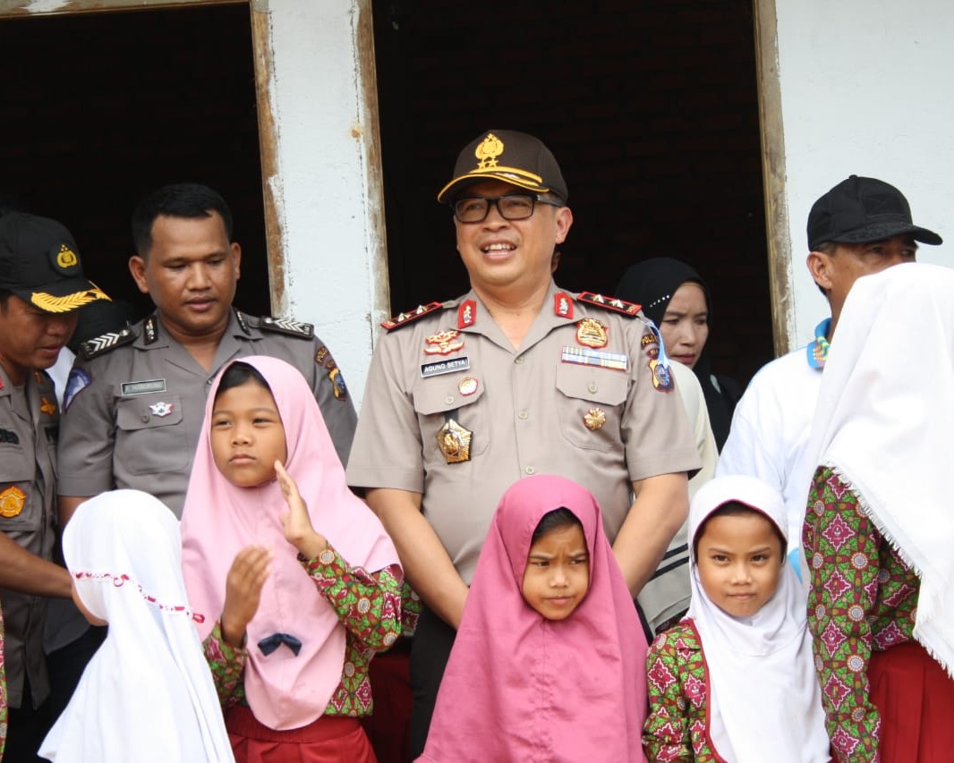 Kapolda Riau Kunjungi Sekolah Terisolir di Wilayah Desa Batu Sasak Kecamatan Kampar Kiri Hulu