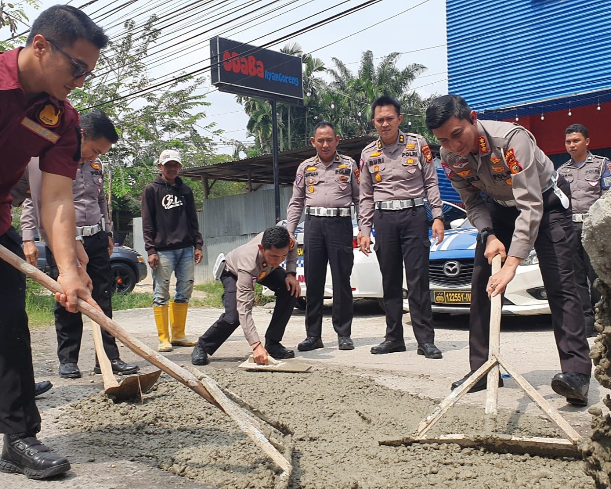 Dirlantas Polda Riau Bersama PJU Lakukan Pengecoran Jalan Yang Berlubang di Sepanjang Jalan Paus