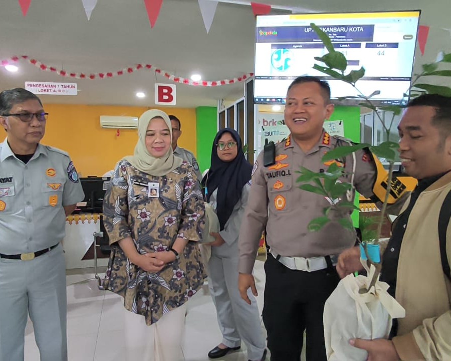 Hari Ke-4 Operasi Zebra Lancang Kuning 2025, Samsat Kota Pekanbaru Perkuat Layanan Humanis, Edukasi, Dan Green Policing
