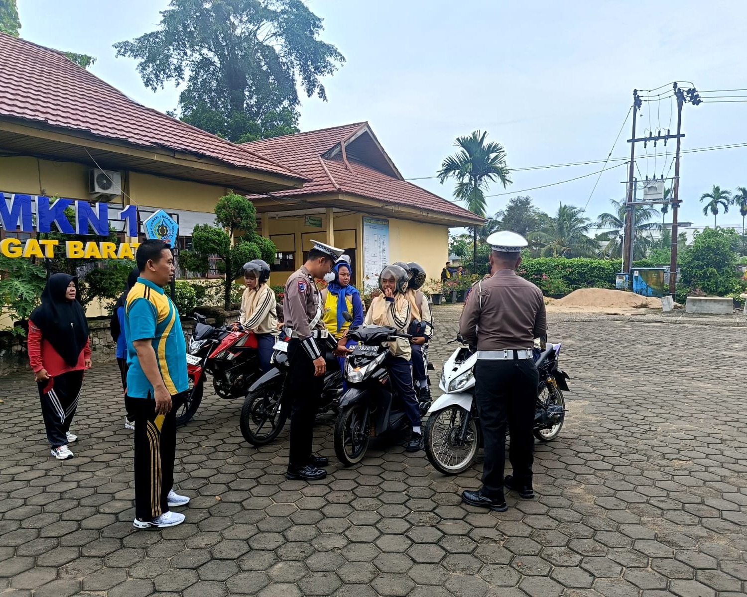 Operasi Zebra Lancang Kuning 2025, Satlantas Polres Inhu Berkolaborasi Dengan Guru Cek Kelengkapan Kendaraan Siswa