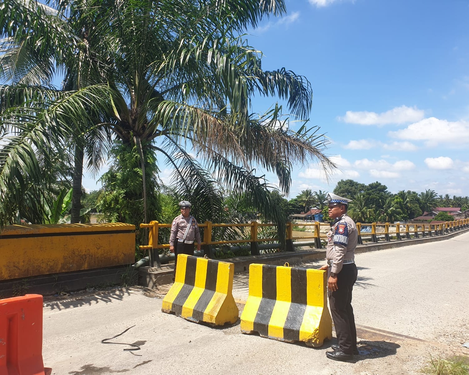 Satlantas Polres Rohul Cek Portal Jembatan Sungai Rokan dan Jembatan Gantung Lubuk Bendahara, Sampaikan Pesan Kamtibmas Ke Warga
