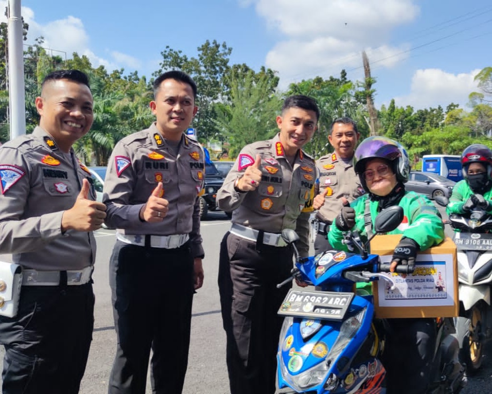 Sebelas Hari Operasi Keselamatan Lancang Kuning 2023, Ditlantas Polda Riau Peduli Ojek Online Untuk Selalu Tertib Berlalu Lintas