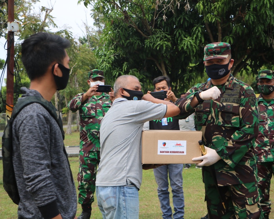 Danlanud RSN Serahkan Paket Sembako Sebagai Tali Asih Untuk Wartawan