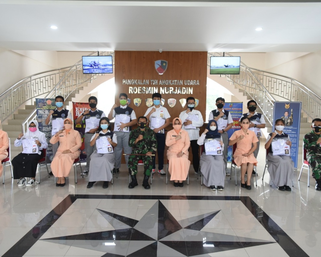 Ketua Yasarini Pengurus Cabang Lanud RSN Serahkan Kelengkapan Sekolah SMA Pradita Dirgantara