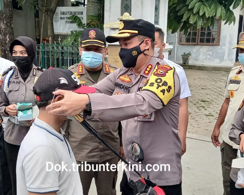 Tinjau Posko PPKM Kelurahan Kedung Sari Polsek Sukajadi, Kapolresta Pekanbaru Berharap Supaya Bisa Munurunkan Dan Juga Membuat Zero Angka Peningkatan Covid-19