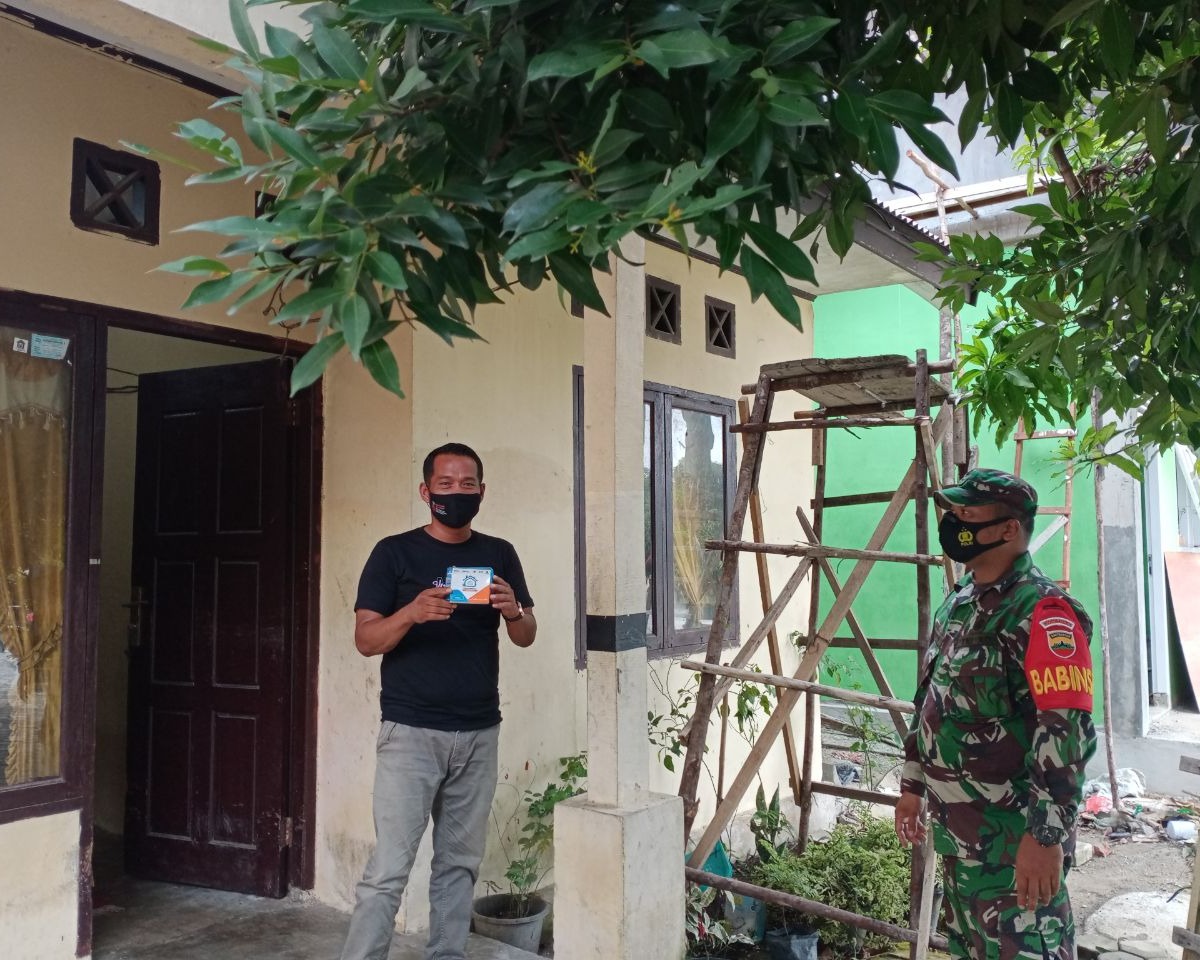 Babinsa Kodim 0301/PBR Laksanakan Pendistribusian Obat dan Vitamin Kepada Warga Isoman