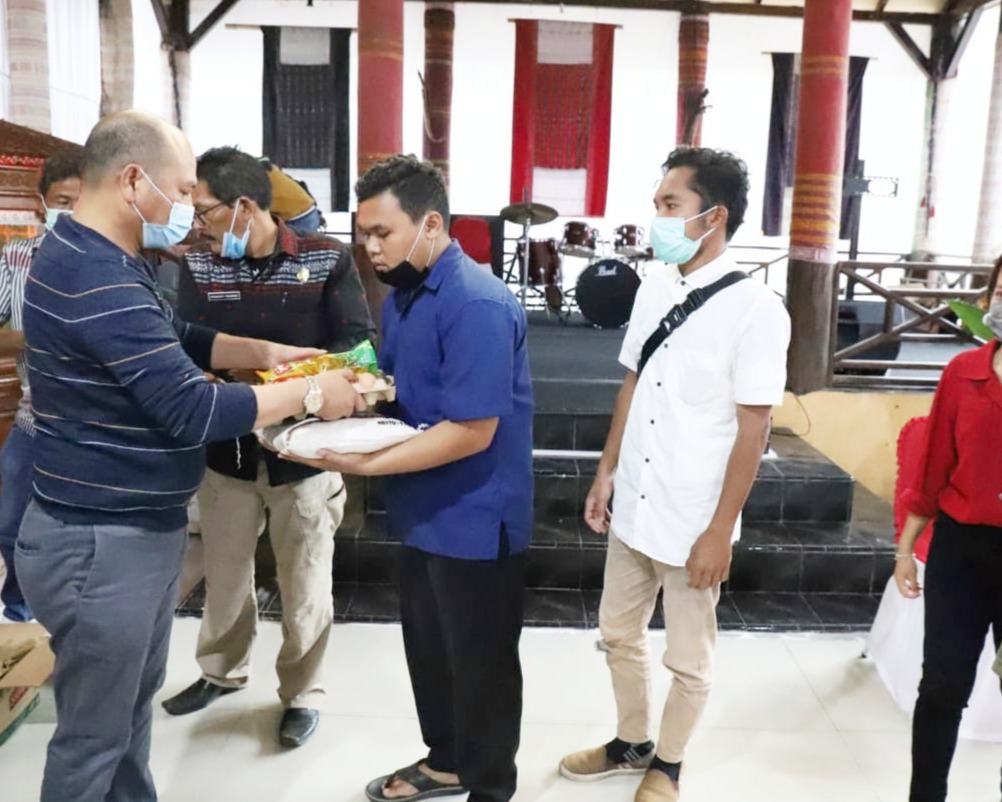 Bupati Taput Berikan Bahan Pangan Kepada 64 Pelatih Karate Dan Bantuan Tahap Kedua Bagi 501 Mahasiswa Asal Luar Tapanuli Utara