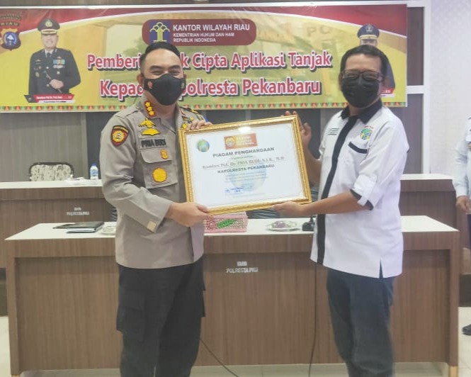 Kapolresta Pekanbaru Menerima Penghargaan HAKI Atas Aplikasi Tanjak Dari Kepala Kanwil Kemenkumham Provinsi Riau dan IWO Riau Serta KBPP