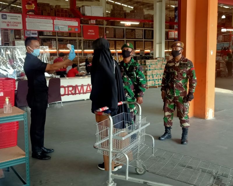 Personil Kodim 0301/PBR Bersinergi dengan Aparat Terkait, Melaksanakan Penertiban Warga Tidak Memakai Masker