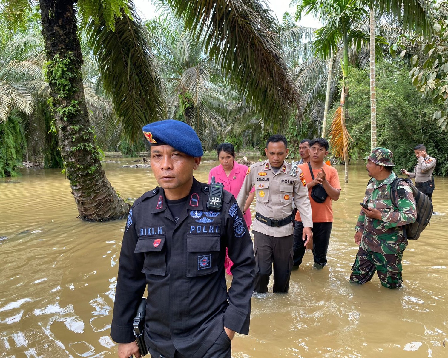 Bersama TNI, Personil Brimob Polda Riau Batalyon C Pelopor Bantu Warga Korban Banjir Di Batang Gangsal INHU