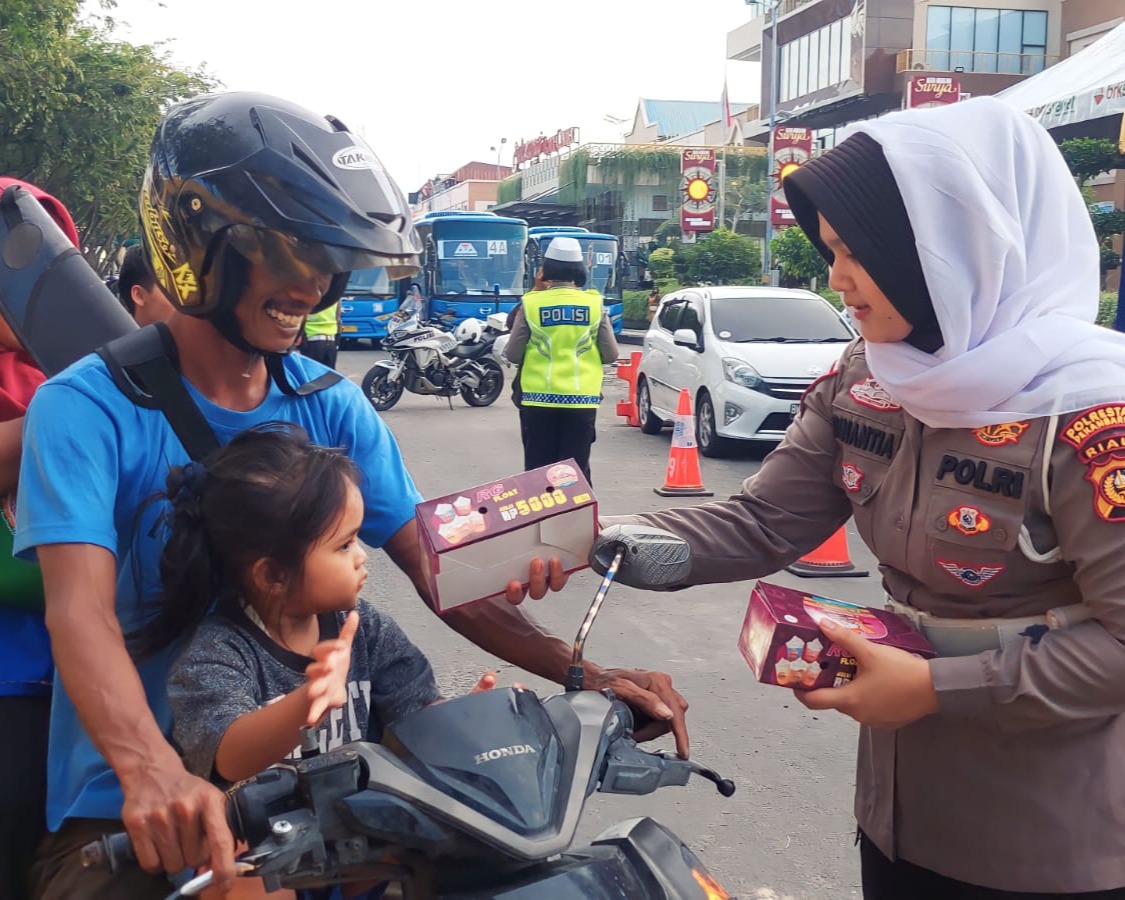 Indahnya Berbagi, Satlantas Polresta Pekanbaru Bagikan Takjil Kepada Pengguna Jalan